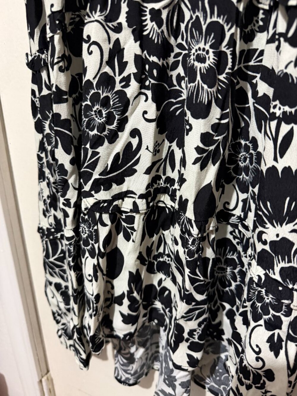 LOVESTITCH Black White Floral Flutter Sleeve Tiered Midi Dress Small - Picture 8 of 15